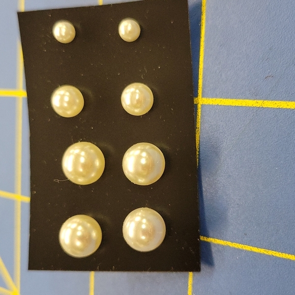 Felt's Fun Finds Jewelry - Set of 4 Pairs of 4 Sizes Faux Pearls Earrings